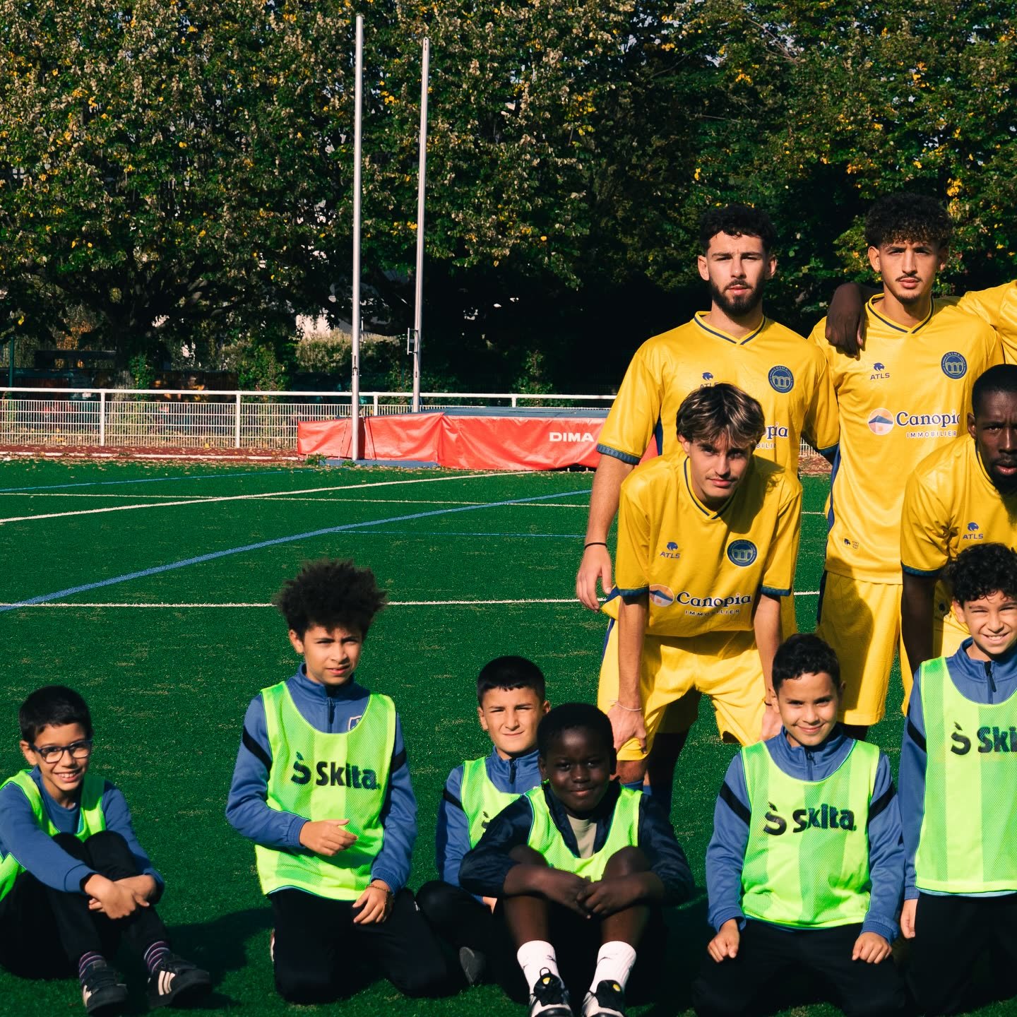Seniors et jeunes de Cosma FC réunis sur le terrain
