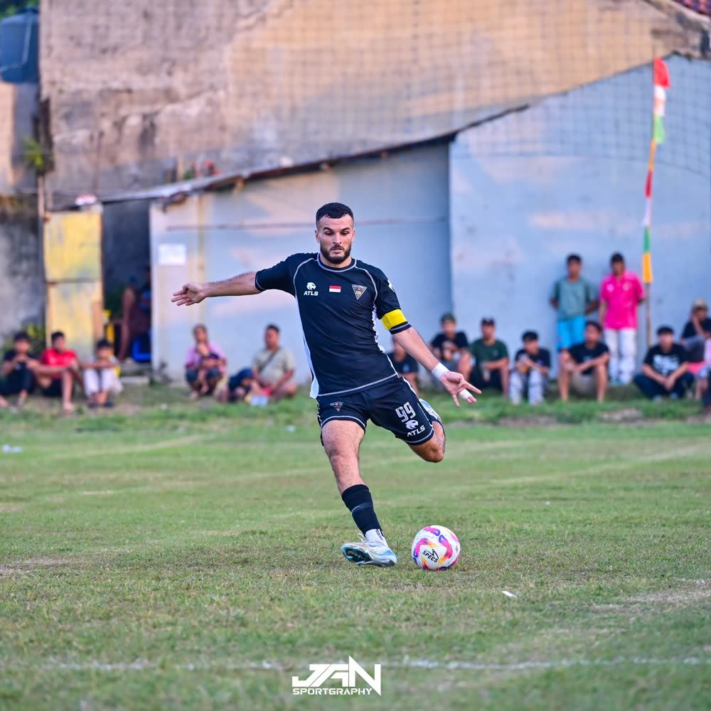 Capitaine de Java Leopard's FC frappe le ballon