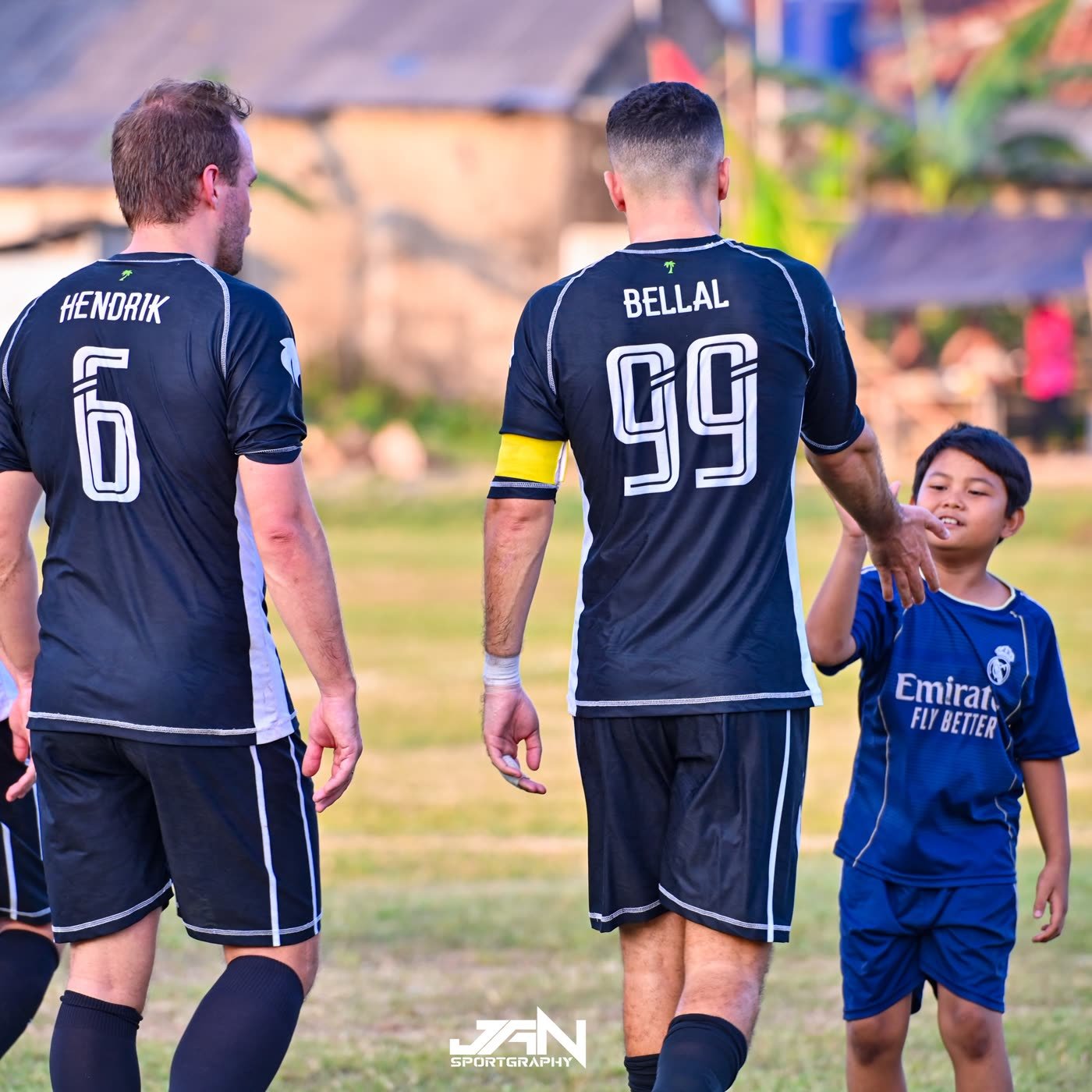 Joueurs de Java Leopard's FC en maillot Atls
