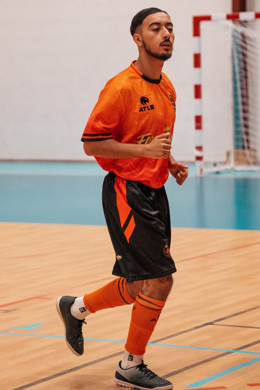 Joueur de Mantes Futsal en maillot domicile orange Atls