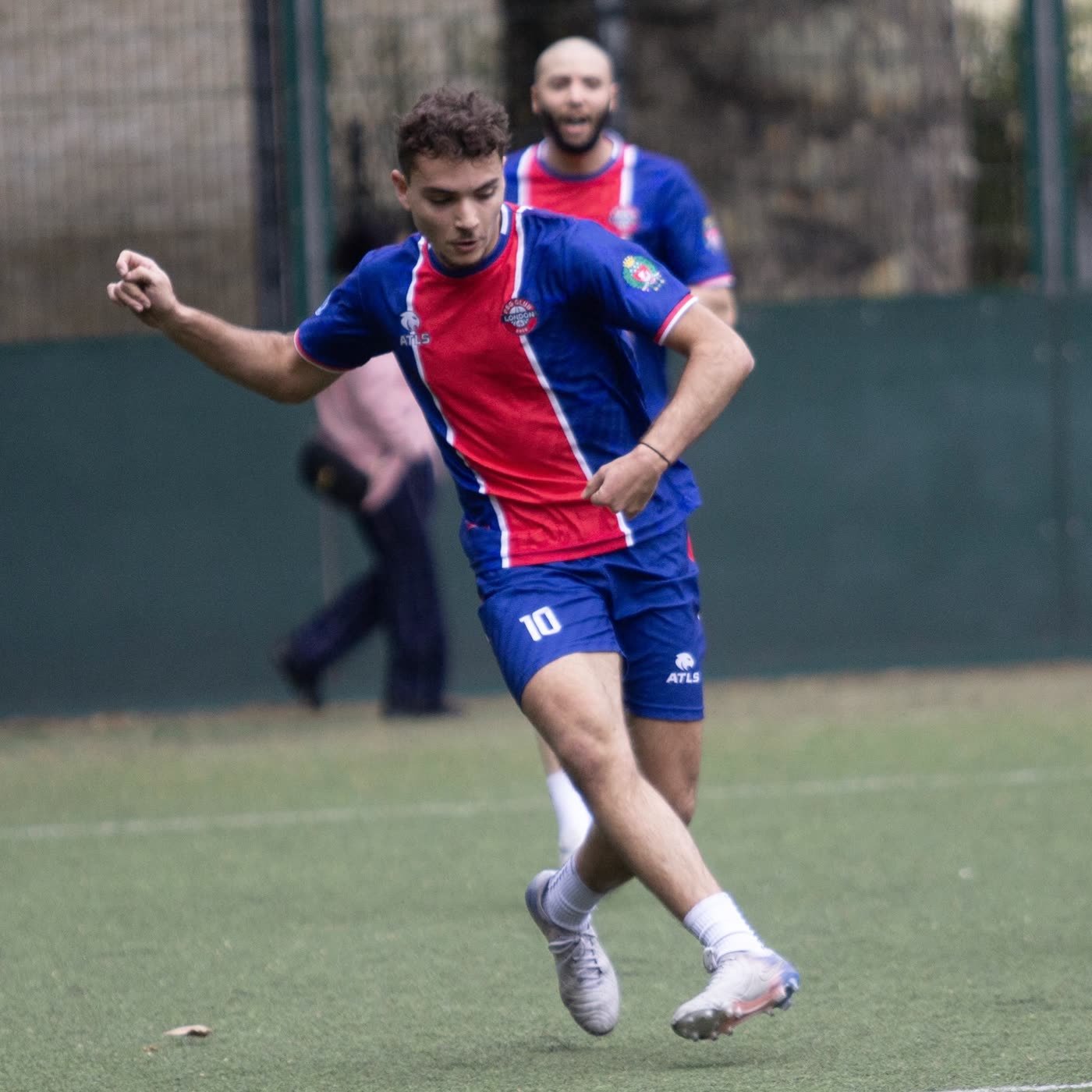 Joueur du PSG Club London en maillot Atls